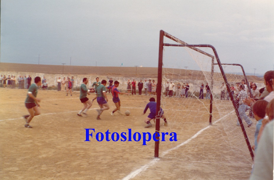 Partido de Fútbol de viejas glorias a beneficio del Hospital de San Juan de Dios y de las Hermanas de la Cruz celebrado en el Estadio Santo Cristo de Lopera el 28 de Agosto de 1976.