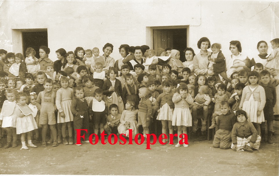 Educadoras y grupo de niños en la Guardería Infantil de Lopera. 1-1-1958.