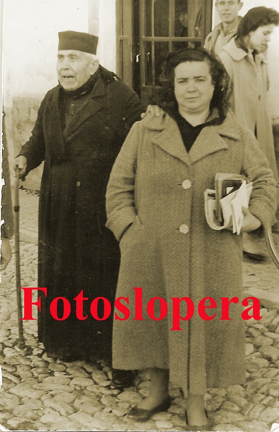El célebre párroco de Lopera D. Manuel Casado Vallejo junto a su sobrina Prudencia Hueso Casado. Año 1959