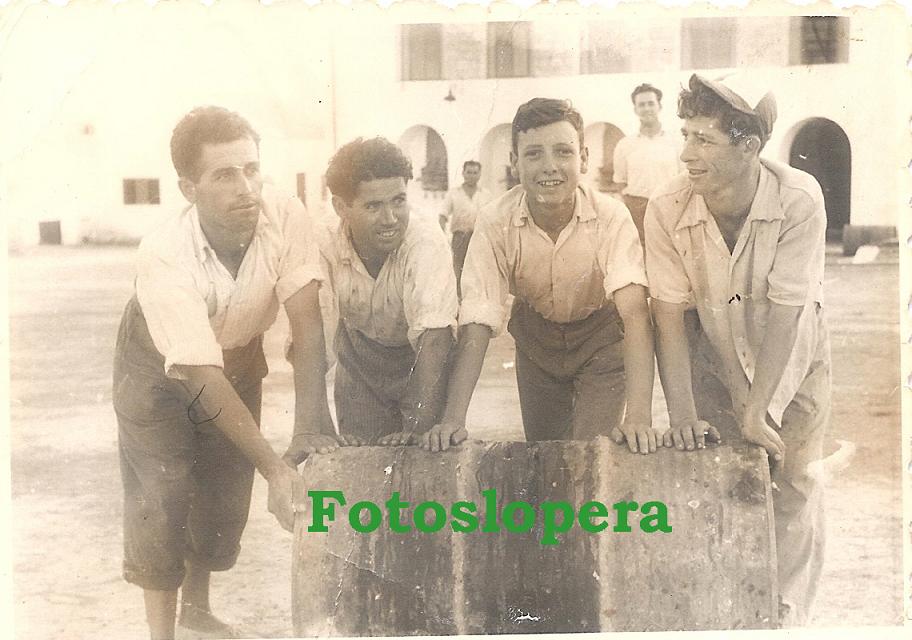 Operarios de la Cooperativa Oleícola La Loperana en el patio de la fábrica en 1955. Manuel Pedrosa, Francisco López, Bernardo Castillo y Antonio Pedrosa.  Foto cortesía de Francisco López