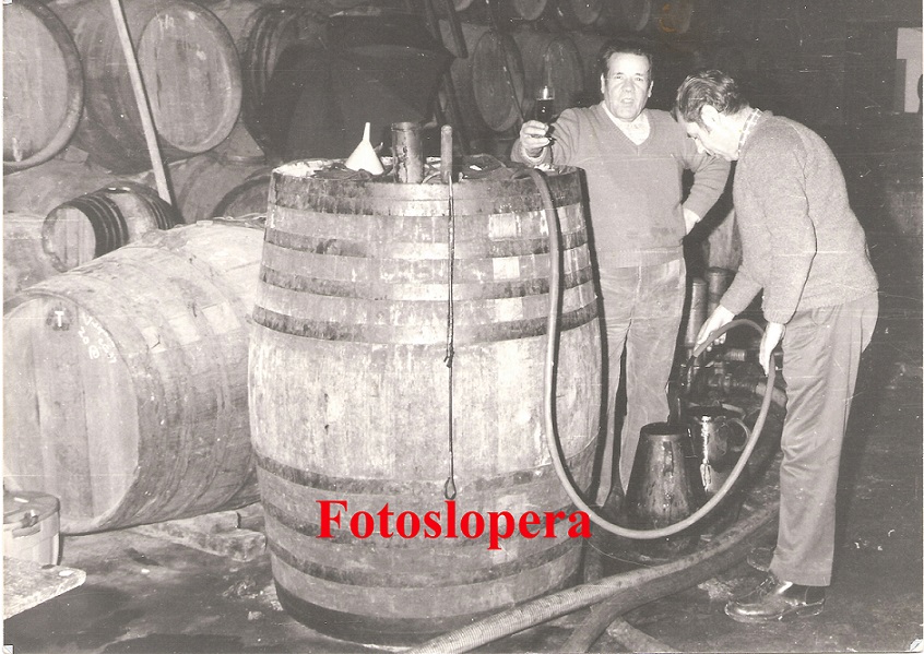 Los operarios de las Bodegas de Vinos Sotomayor (El Castillo) Felipe Quero y Manuel Clemente trasegando vino de una bota de roble americano en la Bodega.