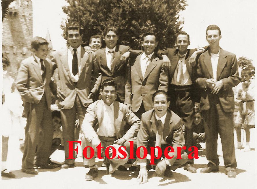 Grupo de amigos en el Paseo de Colón. Año 1954. Rafael Quero, Miguel Gil, José Cantero, Joaquín Uceda, Francisco García, Miguel, Alejandro...