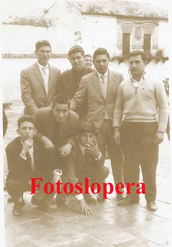 Grupo de amigos en la Plaza Mayor de Lopera en 1961. Lorenzo Hueso, Pedro Aguilera, Antonio Calixto, Benito Alcalá, Benito Valenzuela, Benito Santiago y Roque Lara