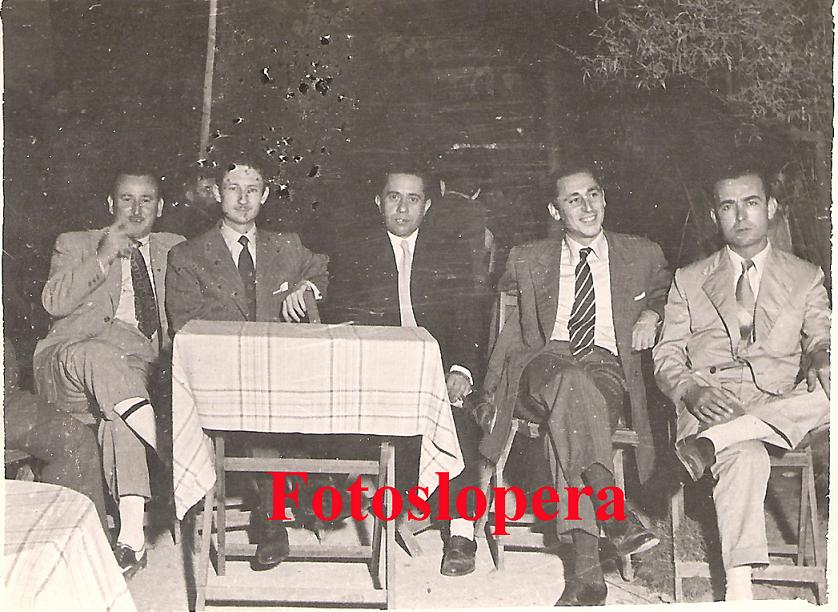 Grupo de loperanos sentados en el kiosco de Aurelio Palomo en una noche de Cristos de los años 50. Marcos Palomo, Antonio Corazón, Antonio Melero, Juan Rueda y Juan de Dios García.