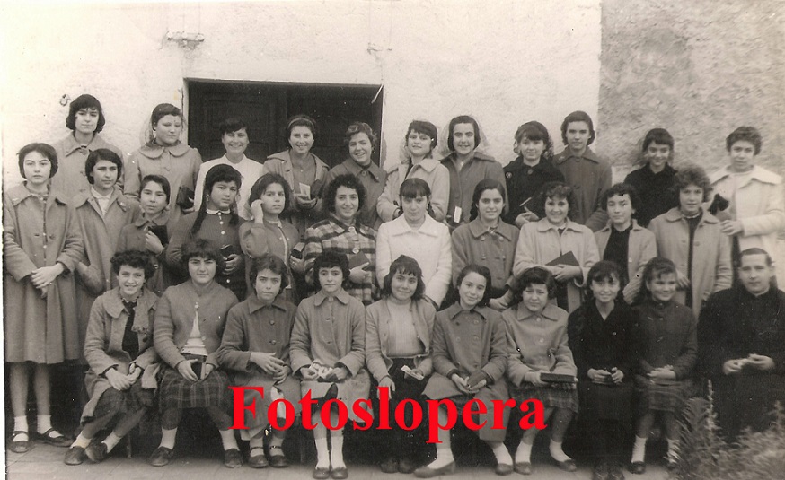 Grupo de jovenes de Lopera en los Ejercicios Espirituales del año 1958 con D. Vicente Criado.