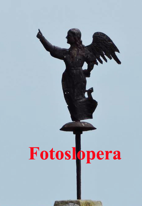 Veletas en Lopera. Hoy la Veleta del Ángel que corona el frontón de la portada principal de la Iglesia de la Inmaculada Concepción de Lopera.