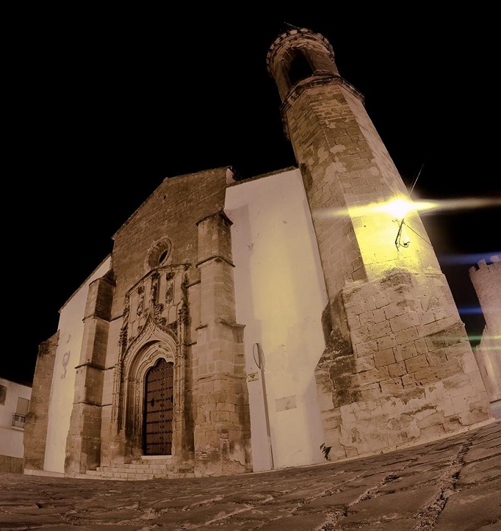Vista nocturna de la fachada principal de la Iglesia de la Inmaculada Concepción de Lopera. Extraordinaria foto gentileza de Marcos Corpas.