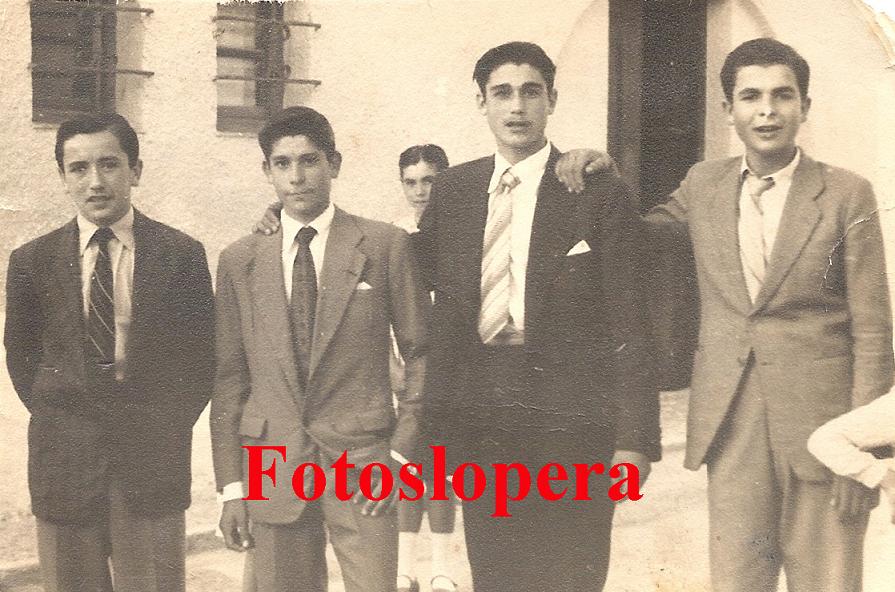 Grupo de amigos en la calle Francisco Corazón de Lopera. Año 1960. Serafín Teruel, Agustín Pedrosa, Fernando Partera y Rafael Cerezo.