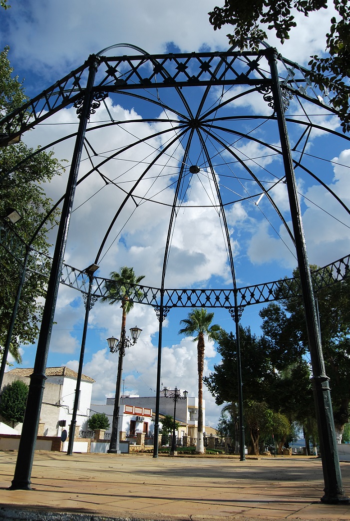 Vista del antiguo Templete de la Música desde el Jardín Municipal de Lopera. Foto gentileza de Marcos Corpas