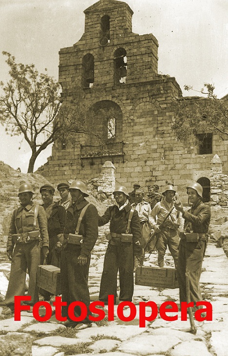 Grupo de soldados republicanos evacuando los depósitos de municiones que tenían los nacionales tras el asedio del Santuario de la Virgen de la Cabeza de Andújar en Mayo de 1937.