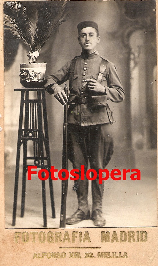 El célebre loperano Juan de Dios Puentes Gutiérrez, conocido como "el Cojo Churrasca" (perdió una pierna en la Guerra de Marruecos) en 1921. Tras la guerra fue el encargado de dar los pregones municipales por Lopera.