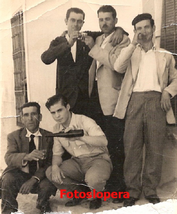 Grupo de loperanos de "liga" en la puerta del Bar de Enrique Garrote sito en el Paseillo. Año 1960  Juan José Jiménez, Fernando Soler, Manuel Carpio, Pablo Casado.