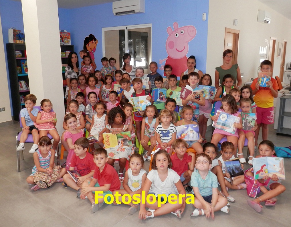 Un total de 65 alumnos de Educación Infantil y Primaria participan en la XIII Escuela de Verano de Lopera. Ayer visitaron la Biblioteca Pública Municipal.