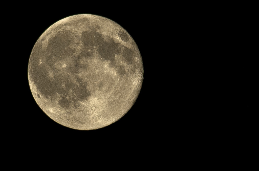 La Luna Azul vista desde Lopera y captada por el objetivo de la cámara del loperano Marcos Corpas. Luna Azul es una expresión que se utiliza para denominar la segunda Luna Llena dentro del mismo mes. Ocurre cada dos o tres años.