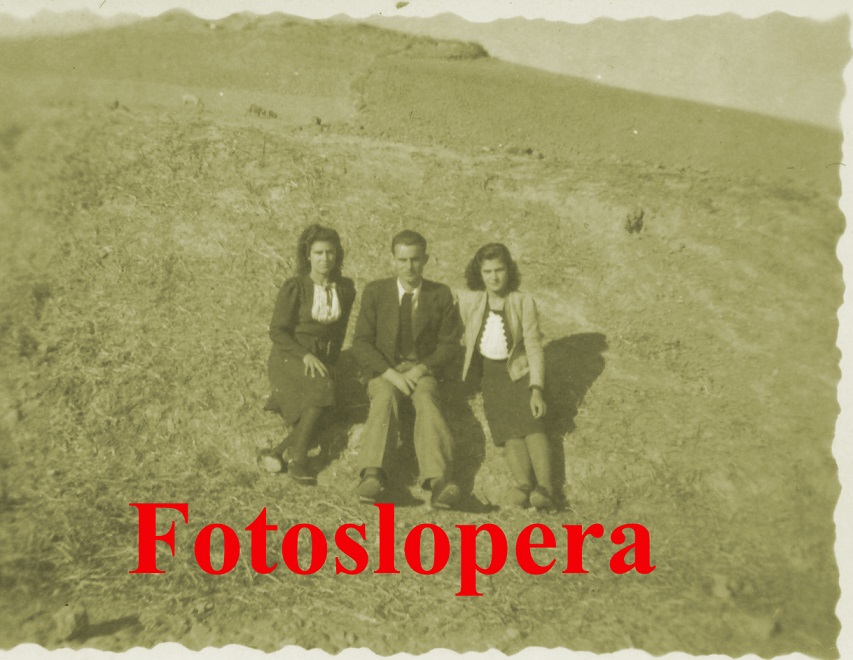 Los Hermanos Carmen, Manuel y Dolores Melero Torres (Los Mijos) en las faldas del Cerro de San Cristóbal. Año 1941