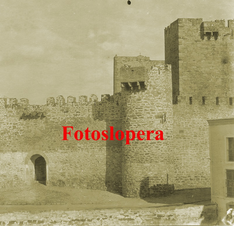 Vista del Castillo de Lopera desde la Plaza Mayor sin los soportales. Año 1927