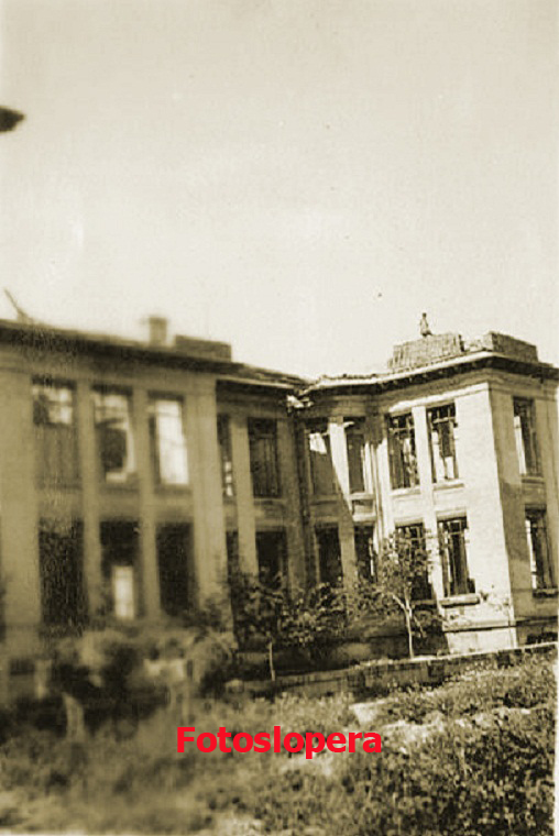 Vista parcial del Colegio de Lopera. Restauración de la techumbre en abril de 1941 por Regiones Devastadas.