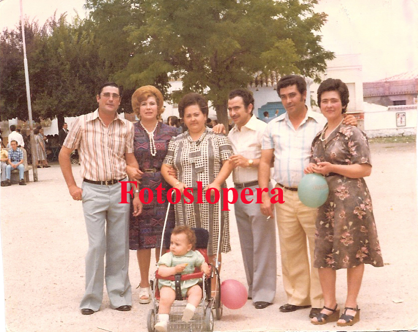 Las Familias Partera Gutiérrez, Torres Vallejos y Gil Gutiérrez  en el Paseo de Colón. Lopera Año 1977