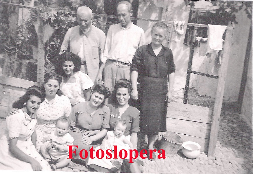 Grupo de Loperanos en su domicilio de la Calle Nueva o Huerta en 1949. Juan José García, José A. García, Rosa López, Campos García, Virtudes Rojas, Francisca García y Mª del Campo García.
