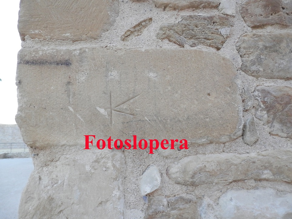Marca del Cantero que trabajó la piedra en el castillo Calatravo de Lopera. La misma se repite en numerosas parte del interior y exterior de los muros del castillo