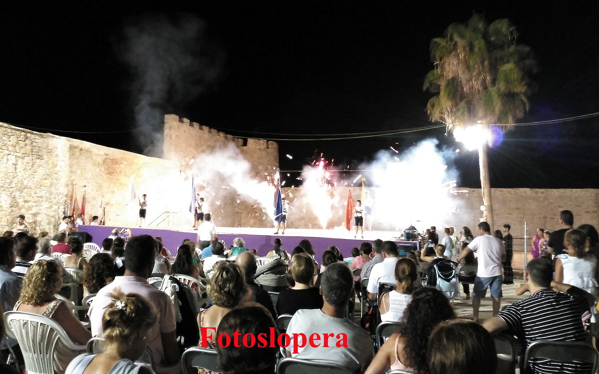 Gran respuesta de los loperanos a la Fiesta a beneficio de la Familia Pedrosa-Romero en el Patio de Armas del Castillo de Lopera.
