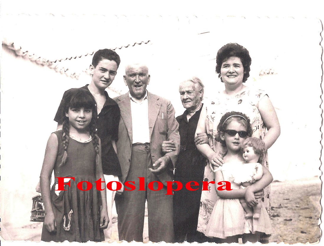 Grupo de loperanos en la calle Nueva. Lopera 1962. Dolores Soler, Rafael Rojas, Juan José García, Campos Manrique, Campos García y María Jesús Rojas