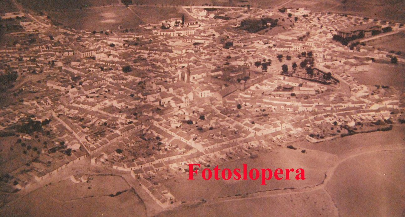 ¡Buenos días Lopera! Hoy día del Patrón San Roque os dejamos una vista aérea de nuestra villa de los los años 50.