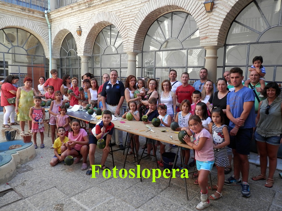 Una veintena de niños participan en el I Taller de Farolas de Sandías organizado por la Cofradía de San Roque, Patrón de Lopera y dirigido por Inma Del Caño Lara