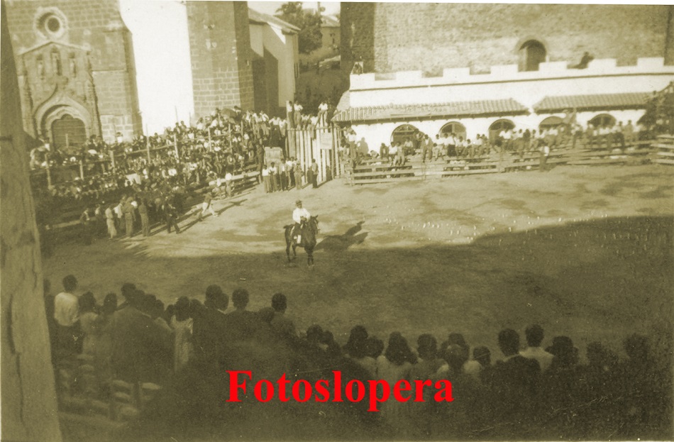 Otro recuerdo entrañable de la Feria de los Cristos eran las Capeas en plena Plaza Mayor que se prolongaban hasta el día de Jesús. En la foto una capea del año 1944.