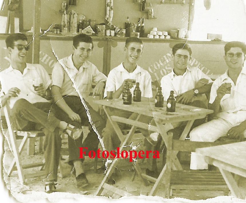 Loperanos tomando una cerveza del Águila en la Feria de los Cristos del año 1958. Juan Palomo, Martín Valenzuela, Juan Gracia, Manuel Luque y Fernando Lara.