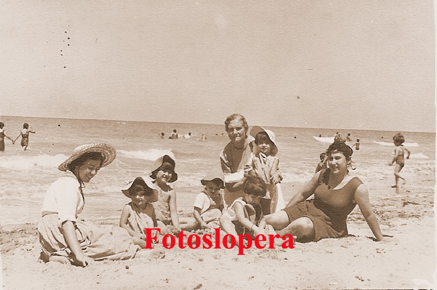 Veraneando en la playa de Chipiona un 25-8-1957. En primer plano a la izquierda la loperana Dolores Huertas Hueso.