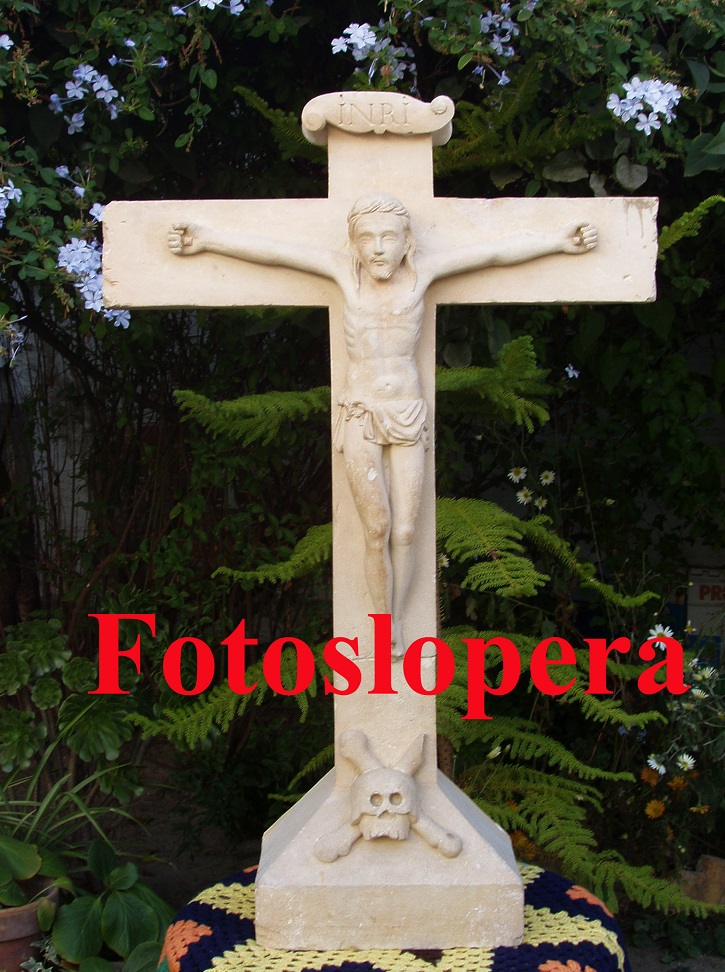 Imagen de Cristo tallado en piedra con rasgos muy marcados (posible piedra de Porcuna) de estilo Barroco siglo XVIII con una dimensiones de 1,05 X 0,60 cm. Se conserva en un domicilio particular de Lopera.