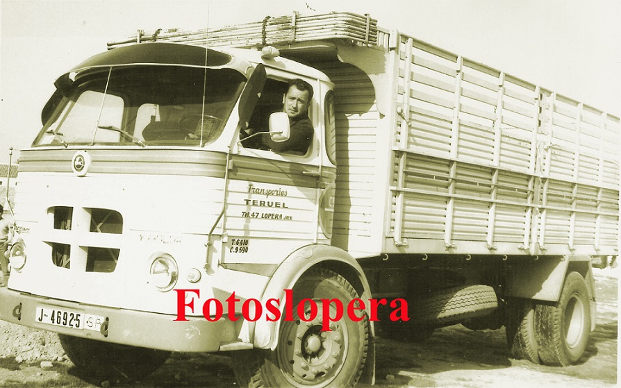 Recuerdo a Transportes Teruel de Lopera. En la foto Serafín Bueno Teruel, con  uno de sus camiones Pegaso Comet en la explanada de la Verja en 1970.