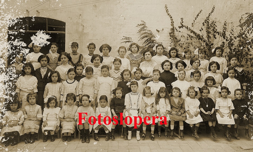 Grupo de alumnas con Dª Carmen (sustituta de Dª Matilde Fuentes) en el patio de la Casa de Vicente Orti, en C/ García de Leaniz, nº 7 de Lopera. Año 1927