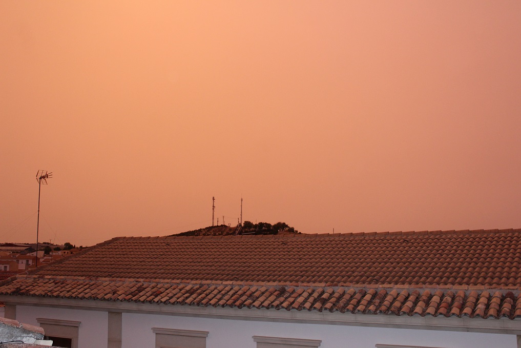 Imagen de ayer en Lopera con un cielo naranja a las 9 de la noche y con 40 grados un 30 de Agosto. Foto gentileza de Antonio Miguel Valenzuela Cabezas. Al fondo el Cerro de San Cristóbal