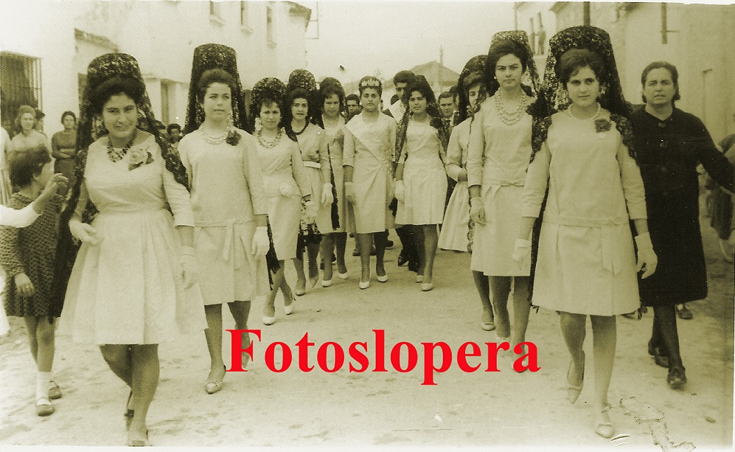 Grupo de Loperanas ataviadas con mantillas acompañando por las calles de Lopera a los Hermanos Mayores de la Cofradía de la Virgen de la Cabeza del año 1962 Antonio y Josefa Rivilla Alcalá