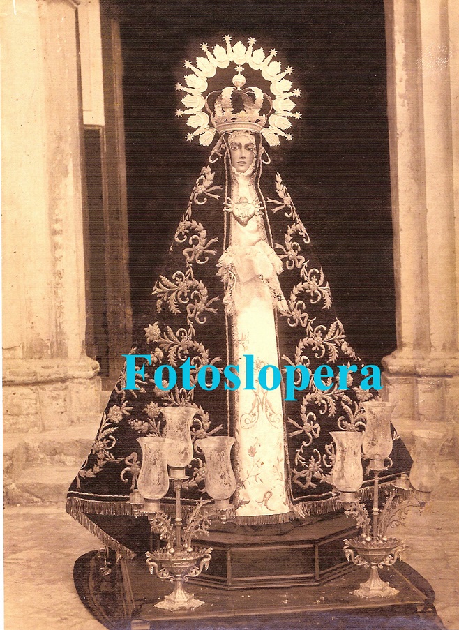 La primitiva imagen de la Virgen de los Dolores de Lopera con el Manto que se salvo de la quema durante la Guerra Civil Española. Años 20
