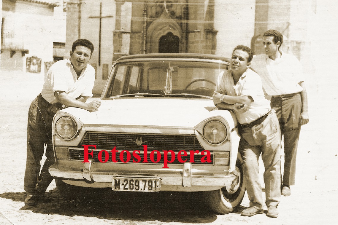 Recuerdo a los taxistas de Lopera y lo hacemos con Diego Alcalá "Pileta", Diego Gómez "Caradura" y Rafael Hueso "Niño Herrero" en plena Plaza Mayor de Lopera con su taxi.  Años 70