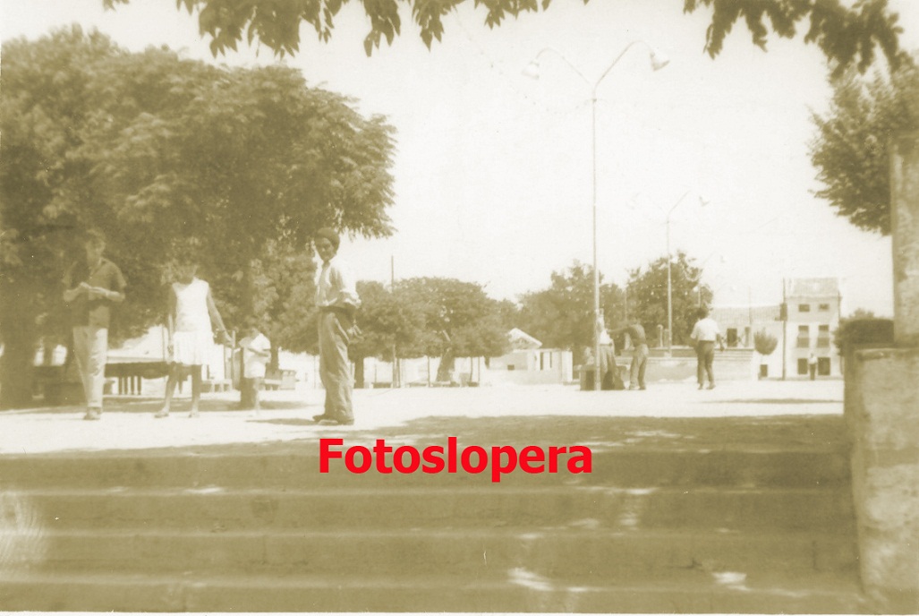 Paseo matinal por el pasado de las calles y plazas de Lopera. Hoy por el Paseo de Colón en 1962. Foto gentileza de Antonio Chueco