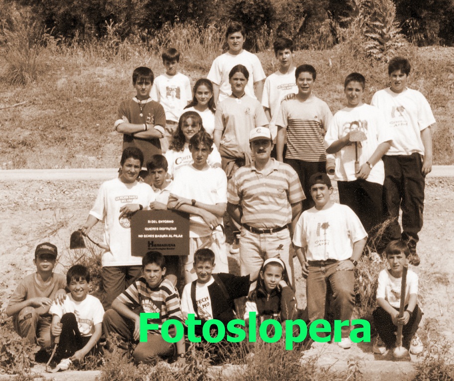 El Grupo Ecológico "Hierbabuena" del Colegio Miguel de Cervantes de Lopera con su maestro D. Antonio Pantoja en una visita al Pilar Nuevo. Curso 1996/97