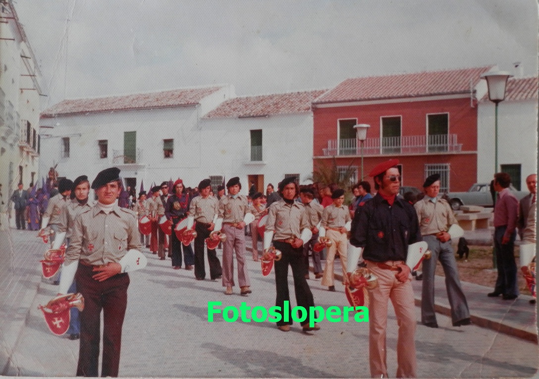 Banda de Tambores y Cornetas de Juan Alcalá un Viernes Santo por la mañana acompañando a Ntro. Padre Jesús Nazareno a su paso por el Paseillo . Año 1975