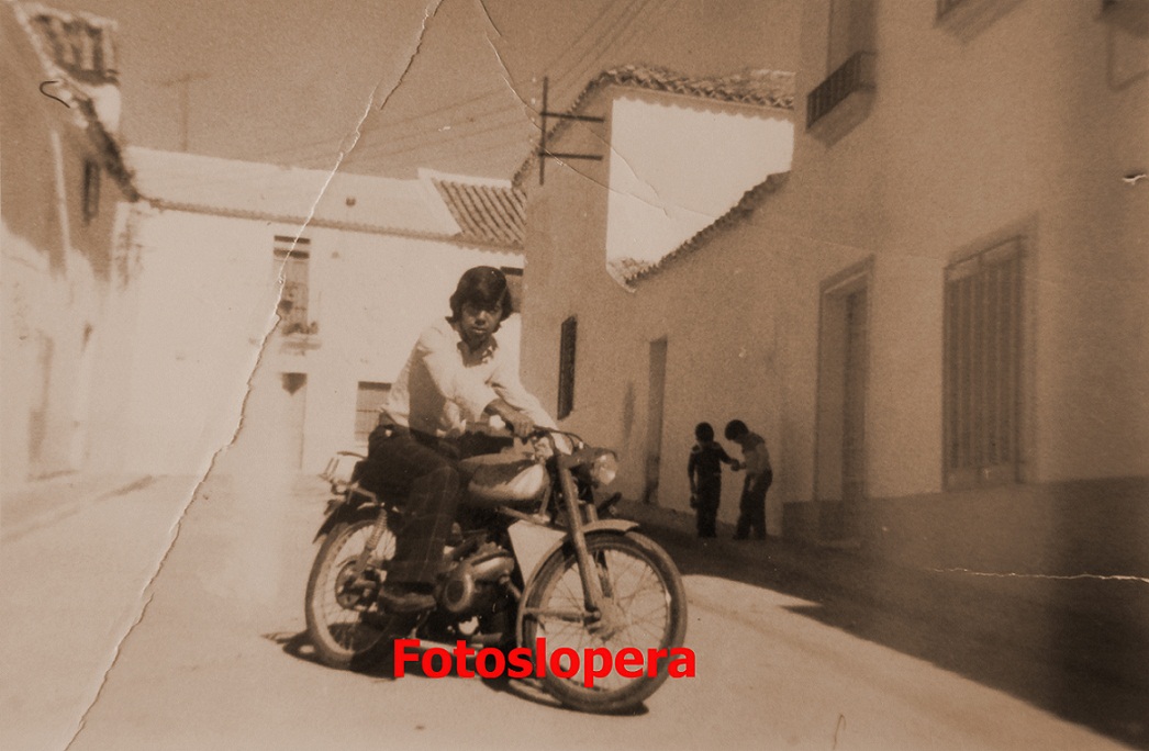 Paseo matinal por el pasado de las calles y plazas de Lopera. Hoy por la Calle Nueva en 1970 de la mano del loperano Pedro Morales Rubio "Chicote" junto a su moto MT