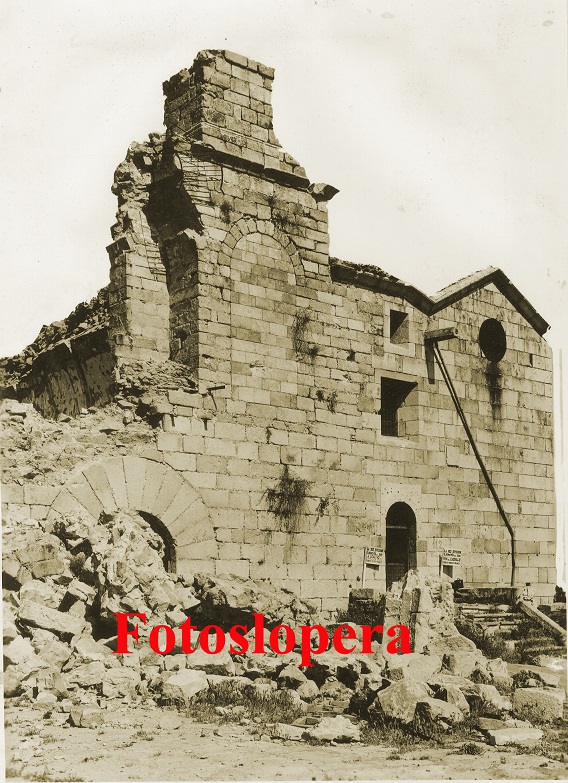 Estado como quedó parte de la fachada principal del Santuario de la Virgen de la Cabeza de Andújar tras el asedio en abril de 1937