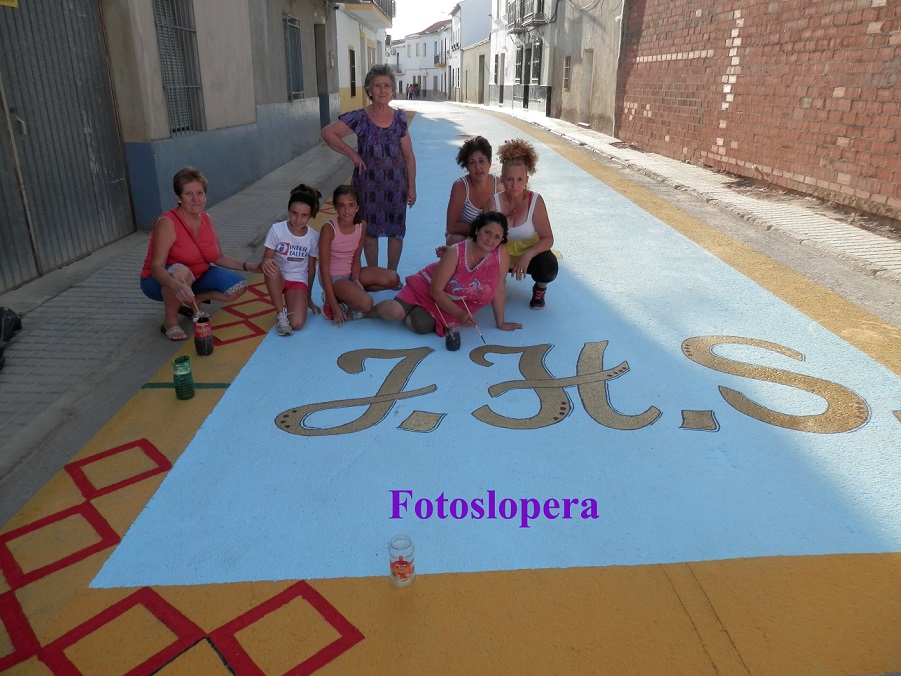 Grupo de loperanas decorando la calle del Pilar para el Día de Jesús.