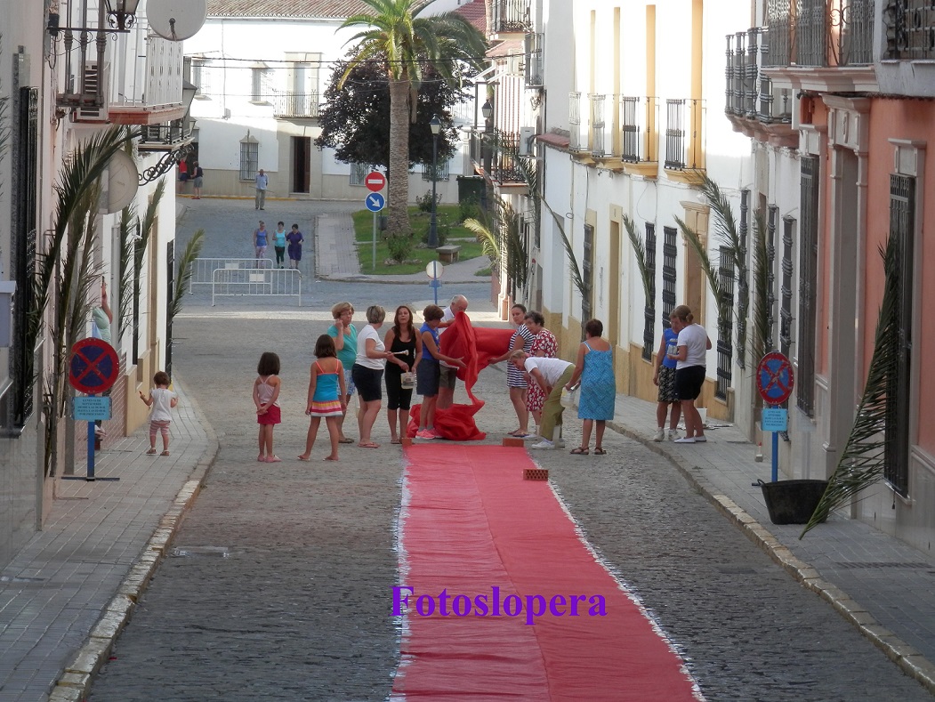 Grupo de loperanas decorando la calle Vicente Orti Peralta para el Día de Jesús.