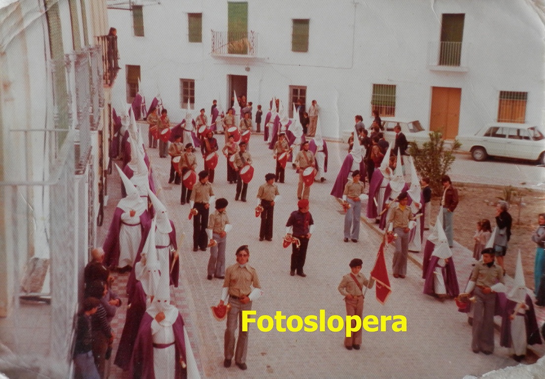 La Banda de Tambores y Cornetas de Juan Alcalá en la procesión del Viernes Santo tarde a la altura del Paseillo. Año 1976