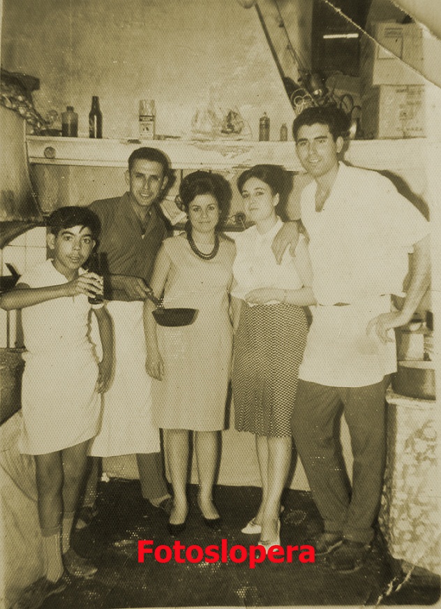 Loperanos en la cocina del Bar Pileta. Pedro Morales Rubio, Diego Alcalá Santiago, Angustias Cruz Palomo, Isabel Haro Garrido y Manuel Alcalá Santiago. Año 1965