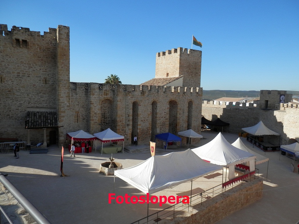 El Castillo Calatravo de Lopera acoge hoy a partir de las 20 horas la apertura del Mercado Medieval.
