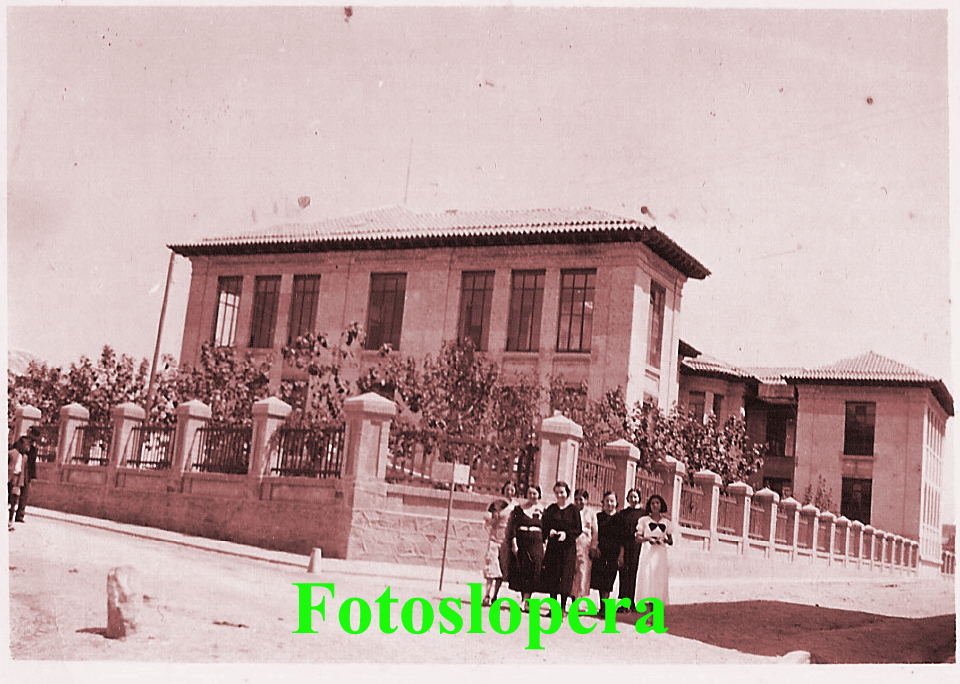 Paseo matinal por los aledaños del Colegio Francisco Giner de los Ríos de Lopera en el año 1935.