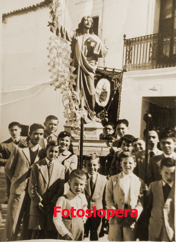 Procesión de San Juan Evangelista. Lopera Año 1955. Bartolomé Cabezas, Pedro Medina, Ramón Marín, Josefa García, Manuel Carabache, Tomás Coca entre otros.